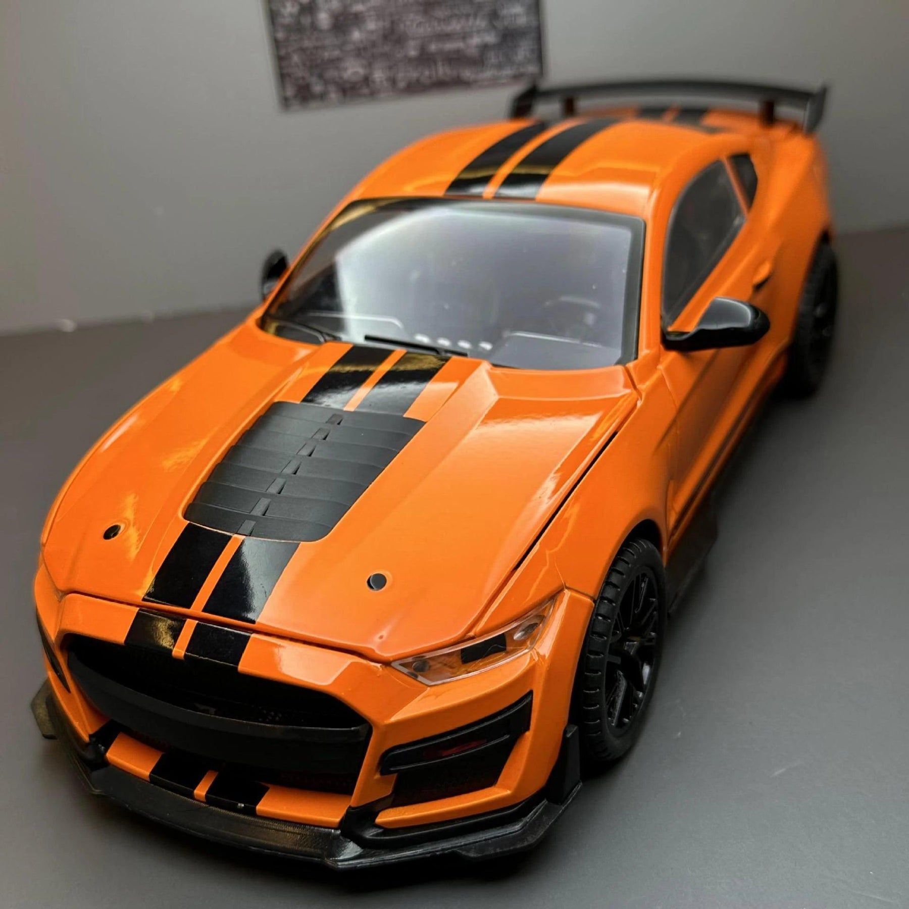 Miniatura Carro Ford Mustang GT500, Escala 1:18